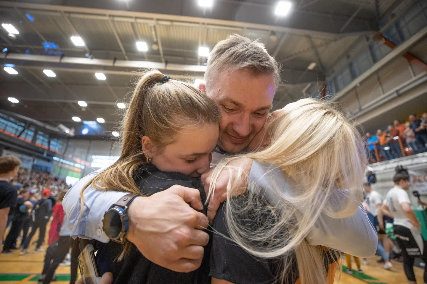 Pärnu Sadama peatreener Heiko Rannula võtmas vastu pere õnnitlusi.
