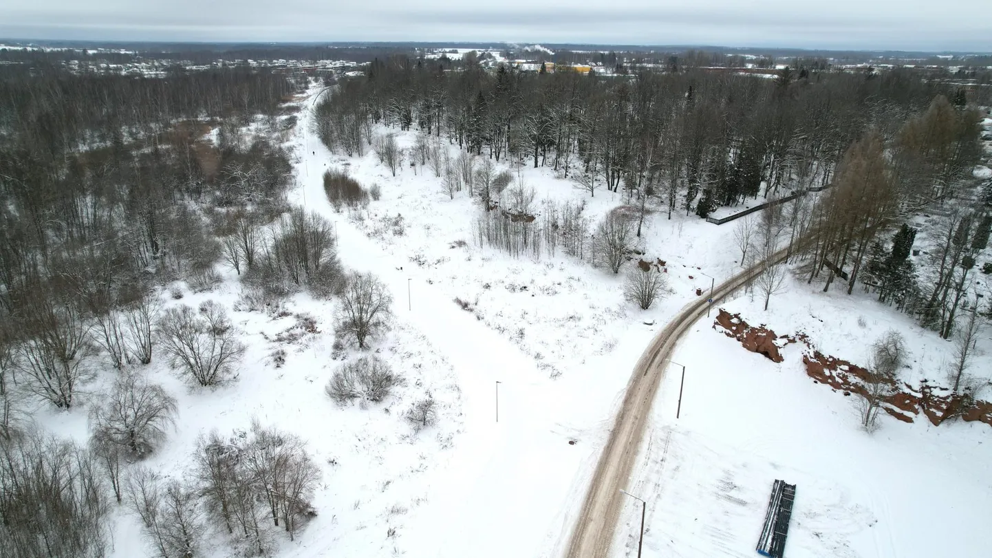 Ujula tänava lõpust läheb konservitehase poole praegu kergliiklustee, uus üldplaneering näeb aga ette selle pikendamise autotänavana Kvissentali asumini. Sugugi kõik Ujula tänaval elavad inimesed sellega päri ei ole.