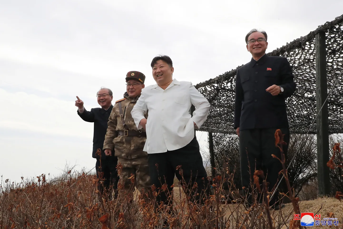 Kim Jong-un raketikatsetust jälgimas.