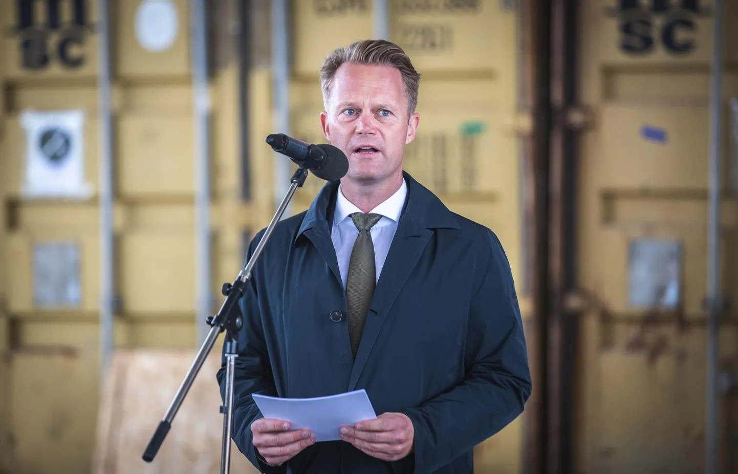 Taani välisminister Jeppe Kofod Tapal sõduritele kõnet pidamas.