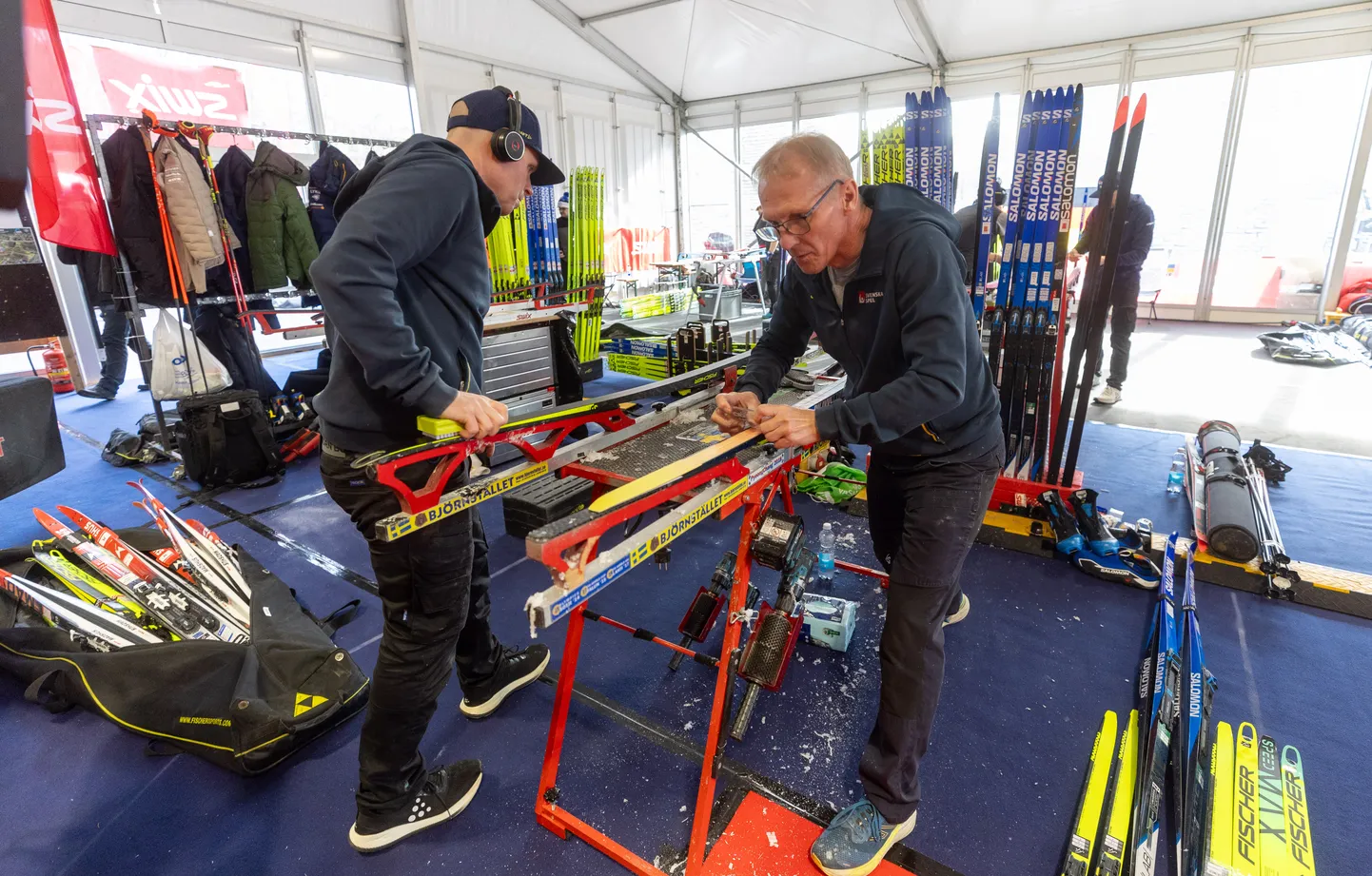 Määrdemehed näevad palju vaeva, et valmistada sportlastele ette kvaliteetsed suusad.
