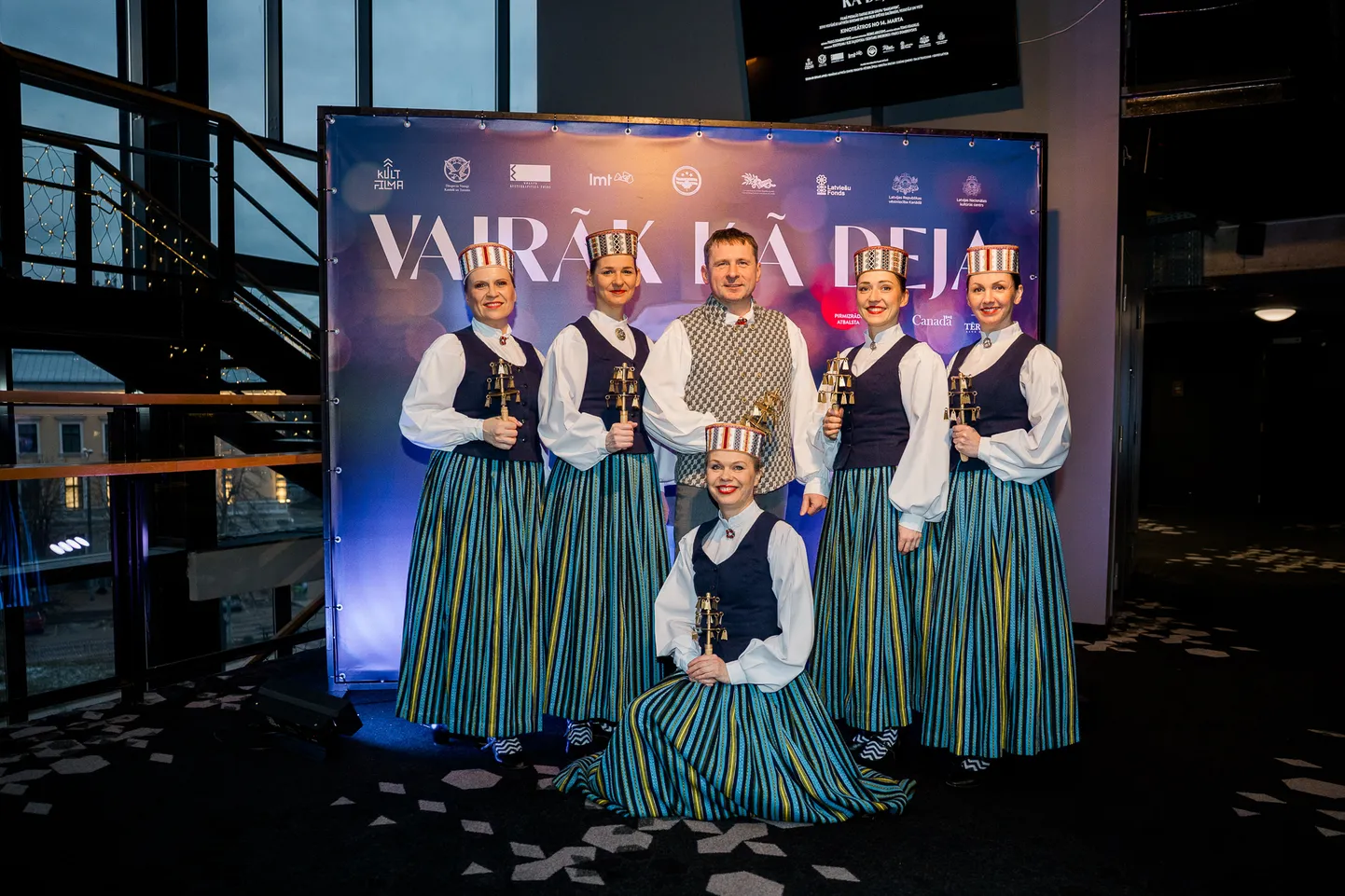 Filmas "Vairāk nekā deja" pirmizrādes laikā viesus priecēja tautas deju ansambļa "Teiksma" uzstāšanās horeogrāfa Jāņa Ērgļa vadībā.