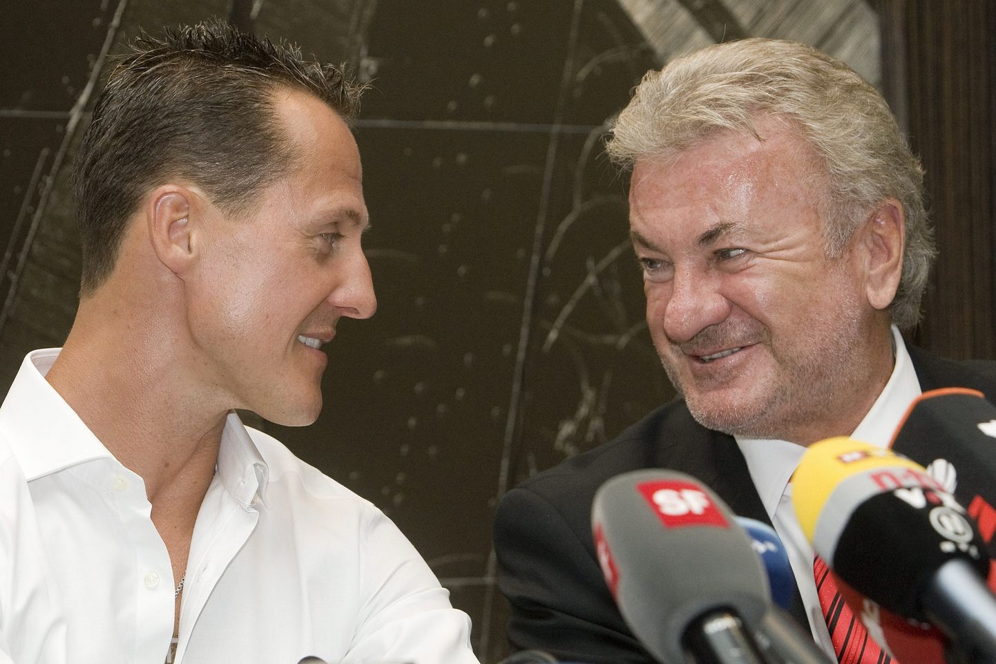 Michael Schumacher (vaskul) koos kauase mänedžeri Willi Weberiga.