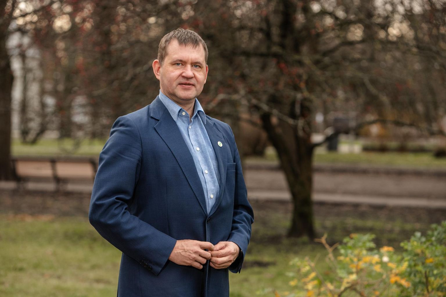 Saarde vallavolikogu esimehe Eiko Tammisti töötasu kergitamine ja ülejäänud volikogu liikmete hüvitiste tõstmine pälvis opositsiooni esindajatelt kriitikat.