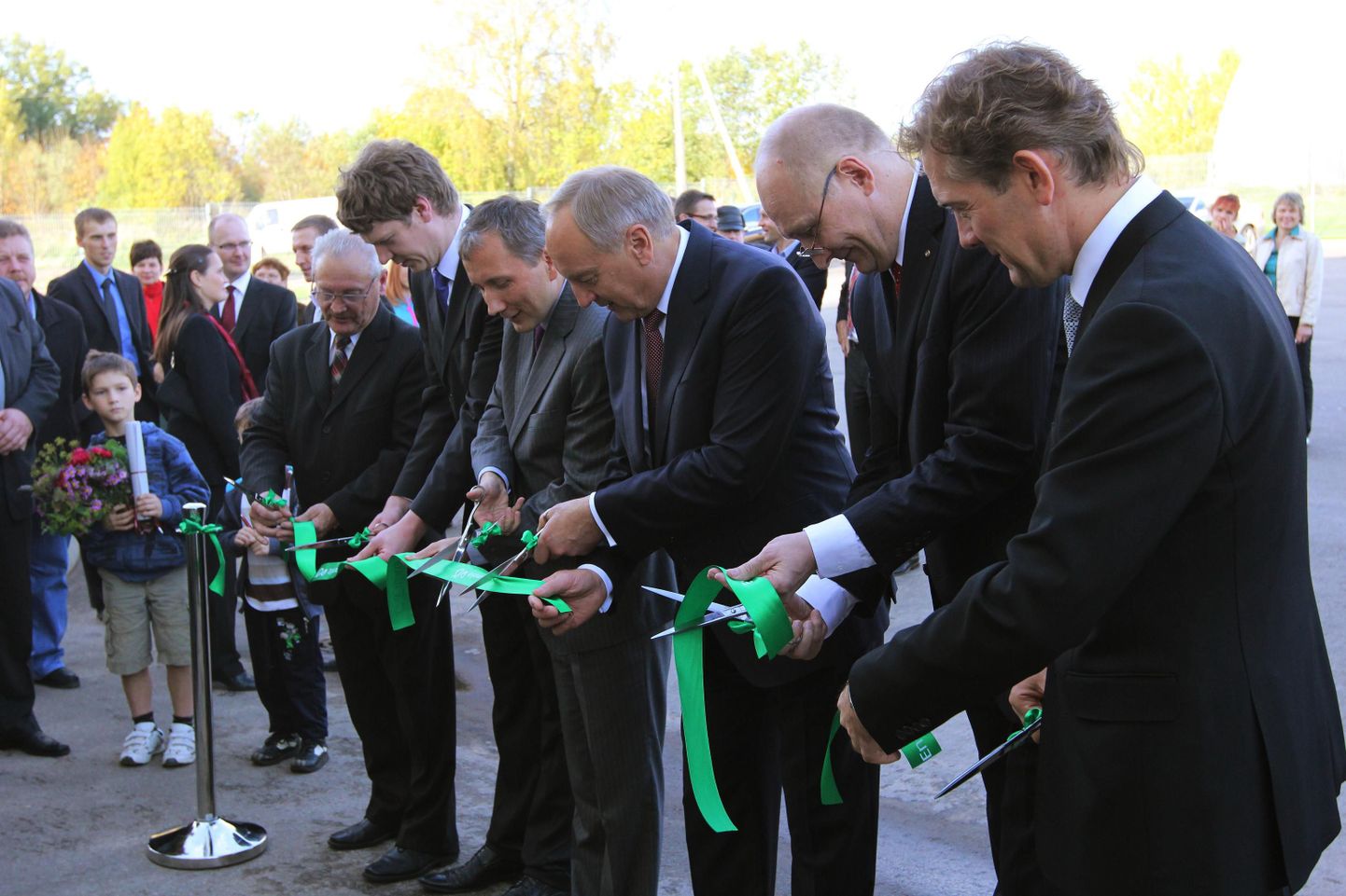 Valka soojuselektrijaama linti lõikavad läbi kaitseminister Jaak Aaviksoo (paremalt teine), Läti president Andris Bērziņš (paremalt kolmas) ja Eesti Energia juht Sandor Liive (paremalt neljas).