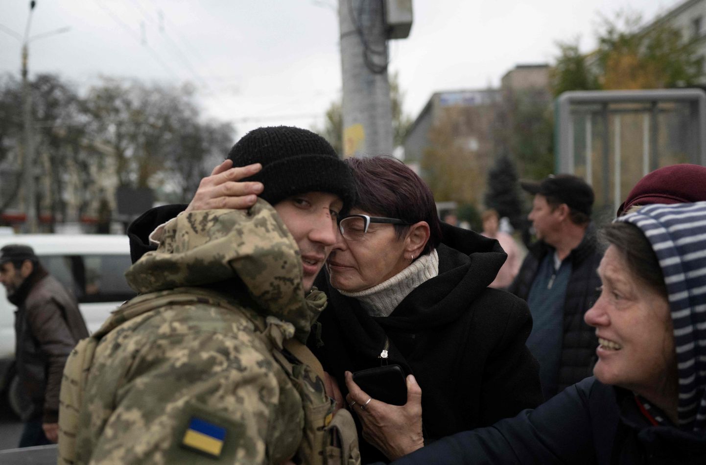 Kohalikud elanikud tervitavad Hersonis Ukraina sõdureid.