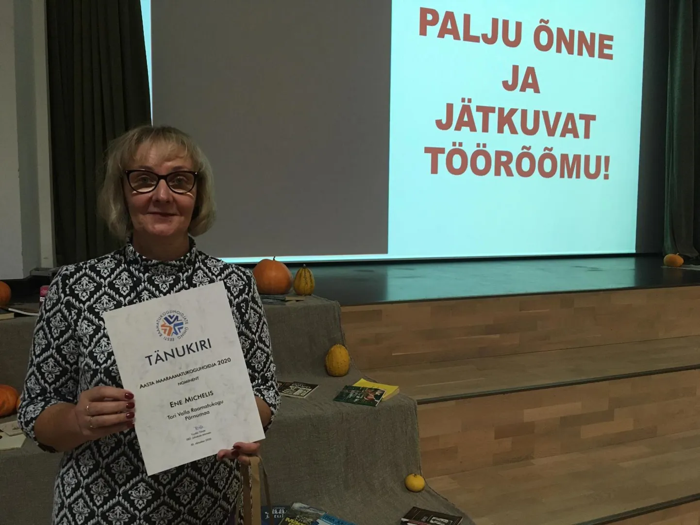 Ene Michelis sai sarnase au osaliseks ka 1999 aastal olles toona Sindi linnaraamatukogu juhataja.