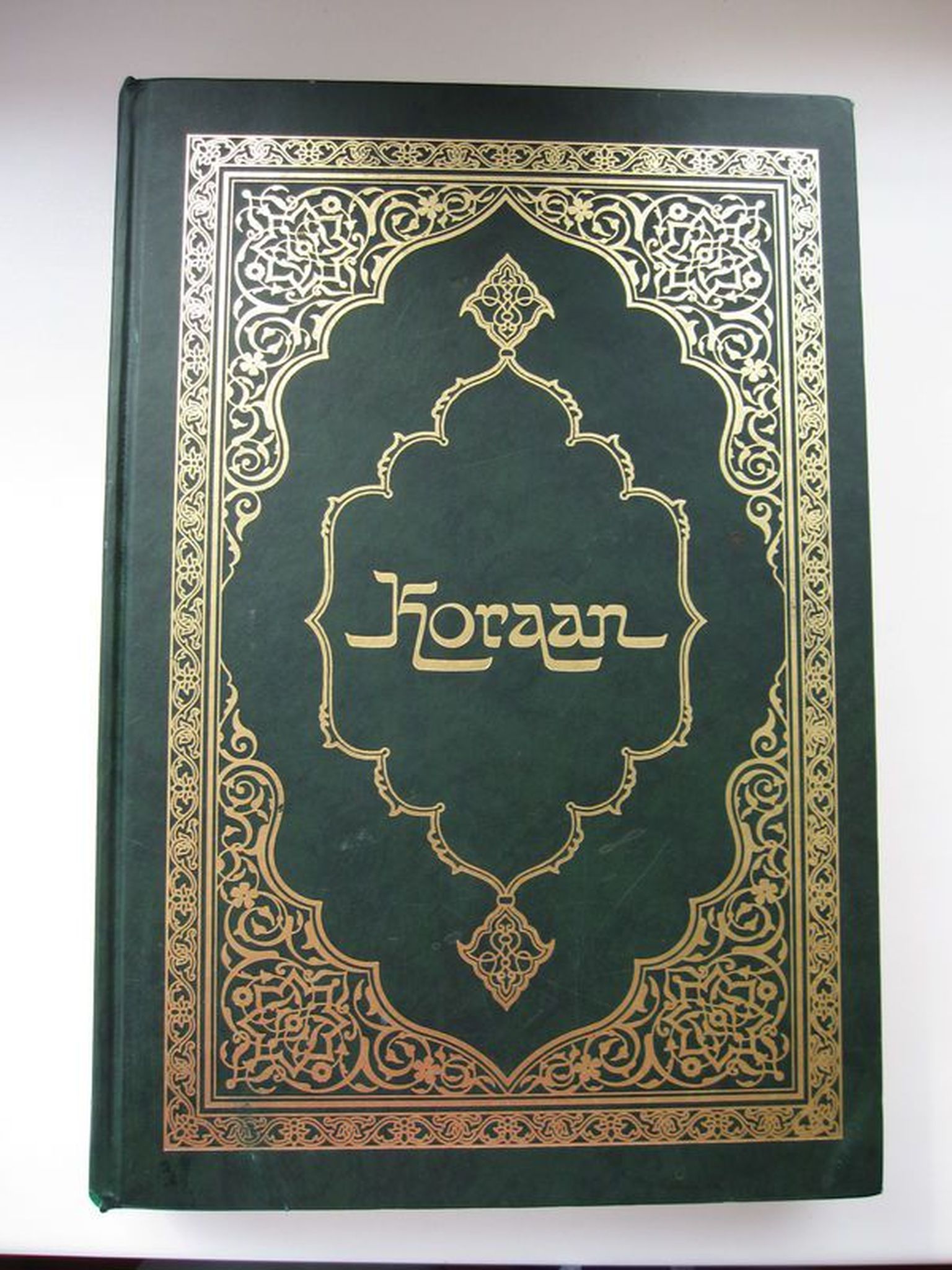 Koraani leheküljed või tekst on sageli rohelist värvi, samuti köidetakse koraan tavapäraselt roheliste kaante vahele.