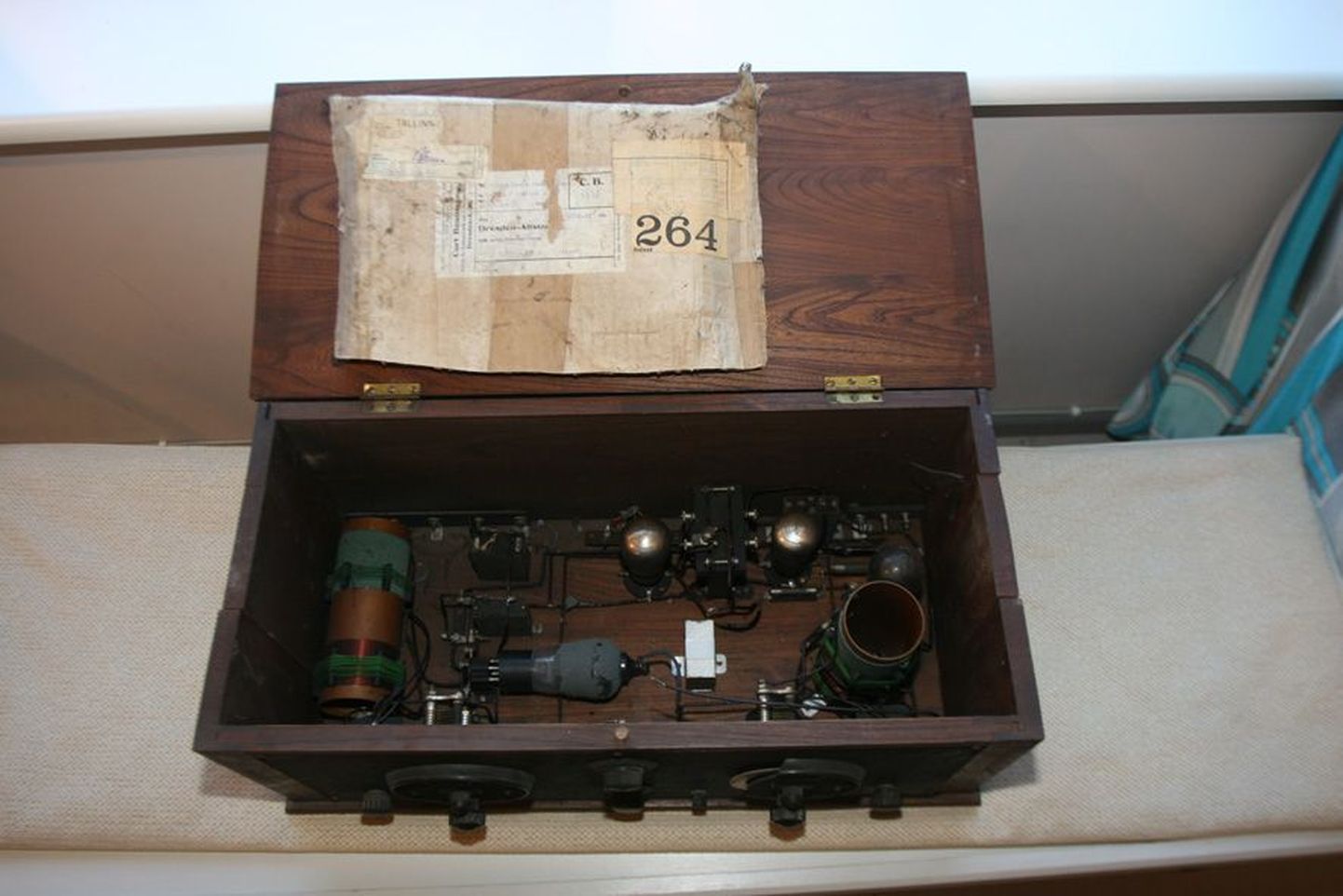 1920ndatest pärit raadio oli peidetud pappkasti, millel olev daatum kandis aastanumbrit 1944. Raadio käib pealt lahti, mis on tolleaegsetele mudelitele iseloomulik.
