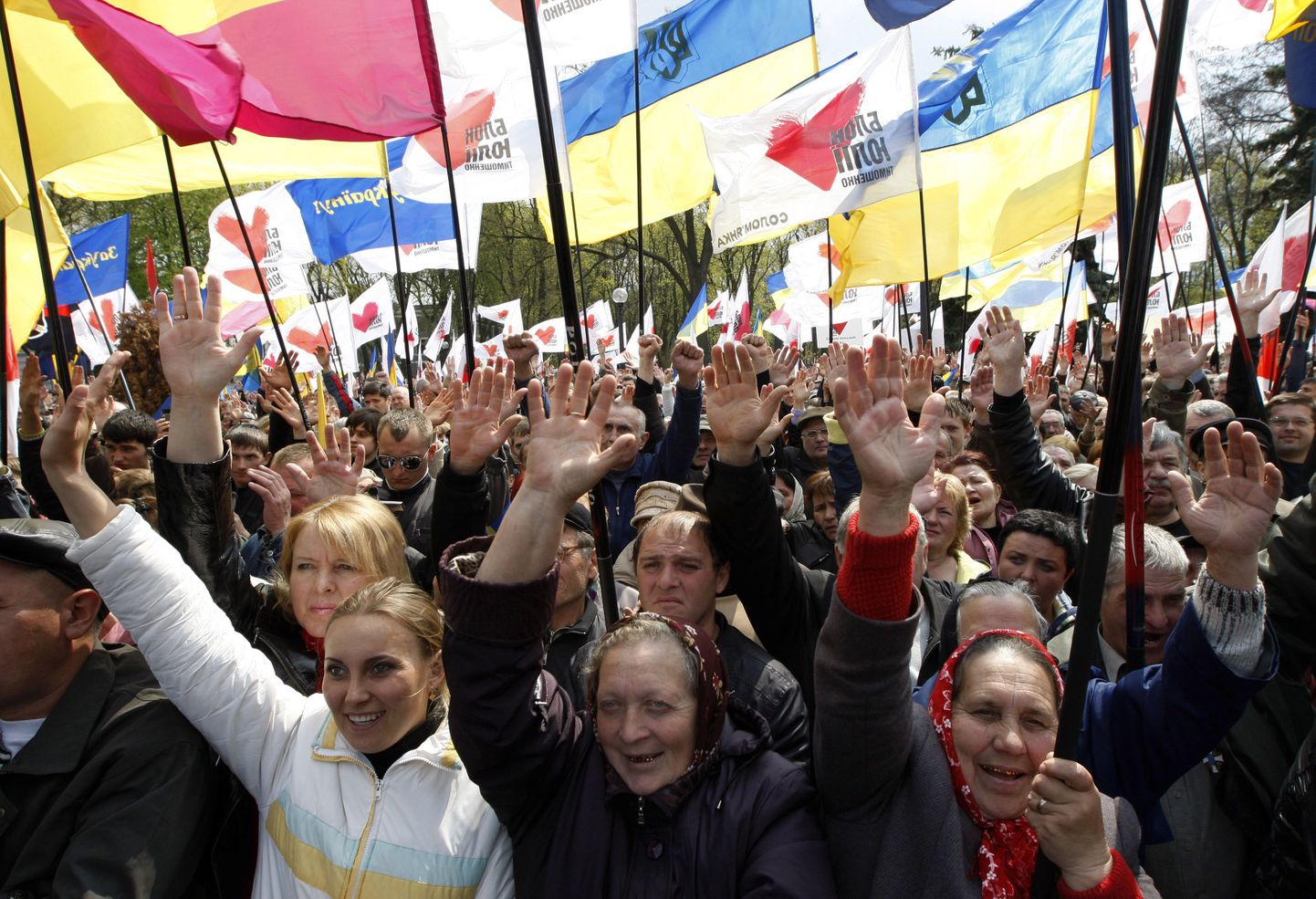 Kuigi paljude ukrainlaste jaoks tähendab kolmapäeval Venemaa ja Ukraina riigipea vahel sõlmitud baasileping Ukraina okupeerimist, näeb Moskvaga suhteid parandav riigipea Viktor Janukovõtš selles võimalust  parandada riigi majanduslikku olukorda.