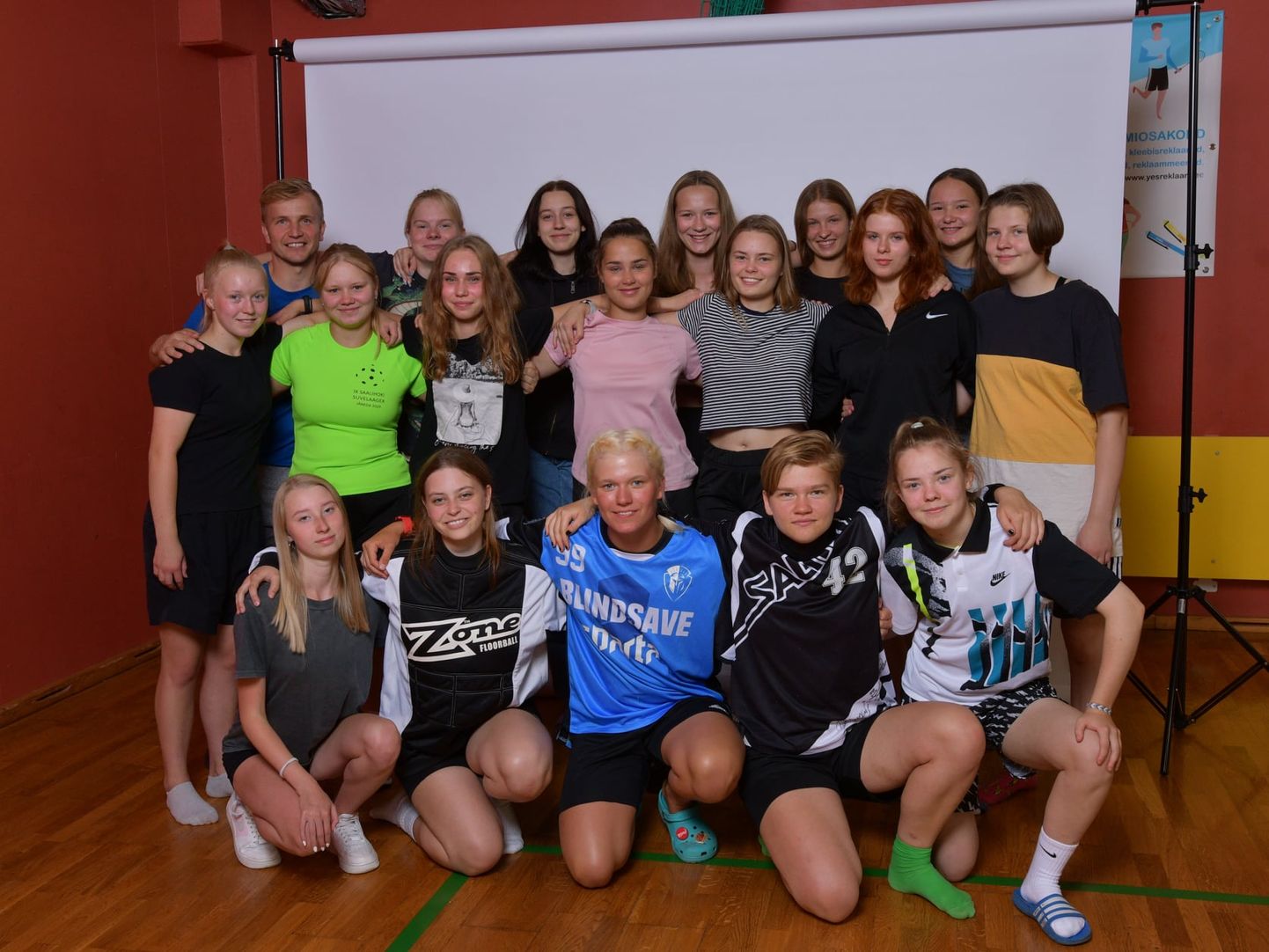 Eesti U19 neidude saalihokikoondis.