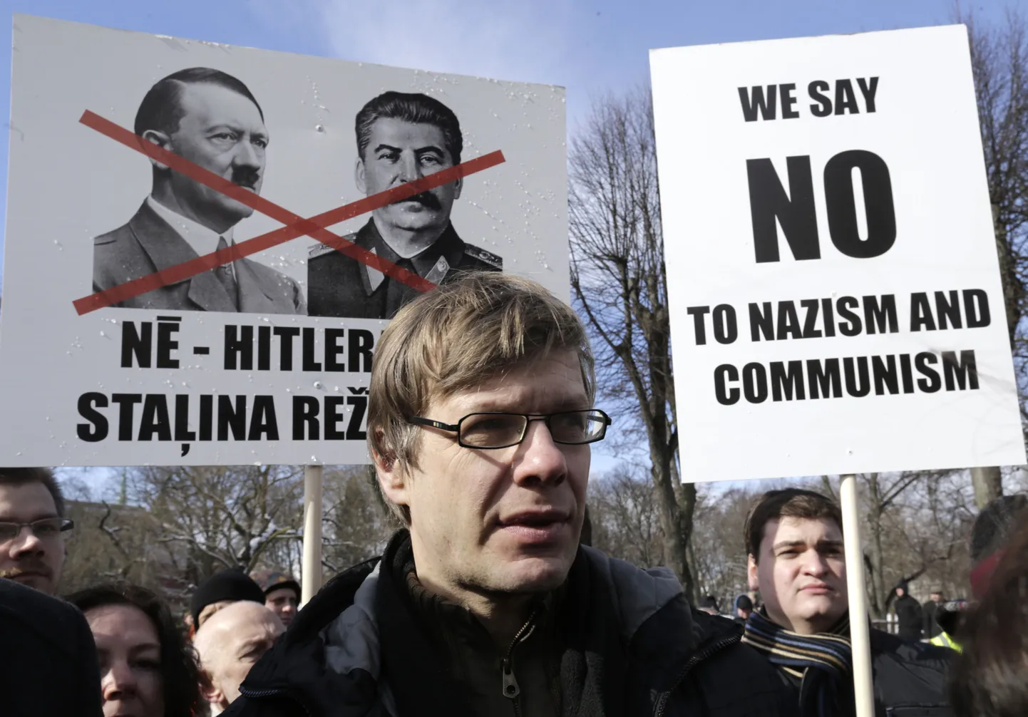 Шествие памяти легионеров и пикет против глорификации ветеранов Waffen SS в Риге