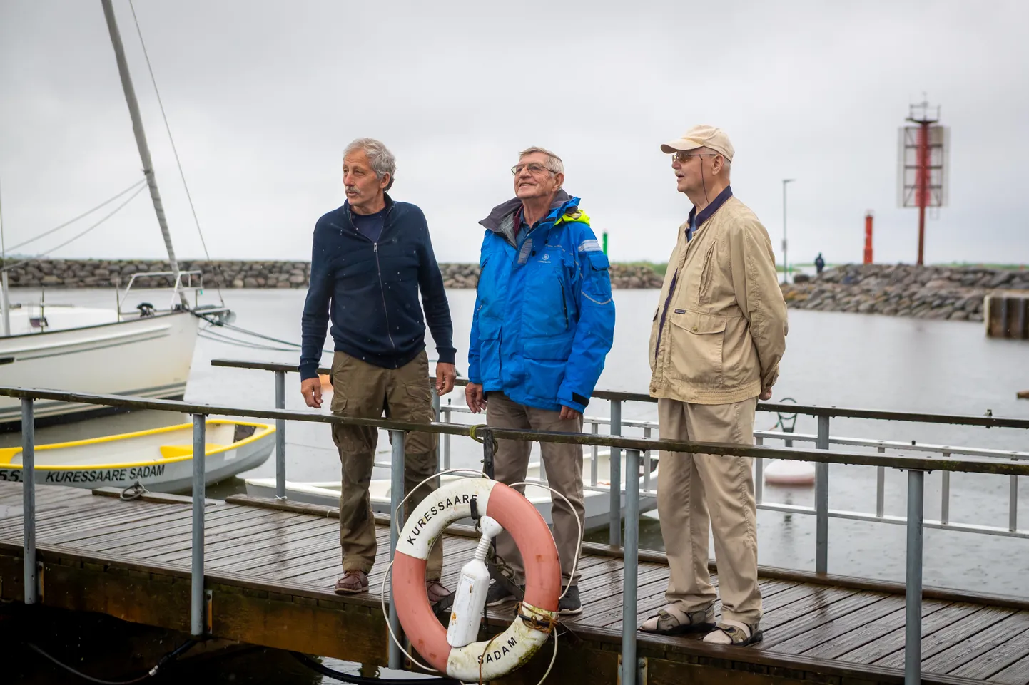 Peeter Laum, Oskar Jõgi ja Rein Sepp Kuressaare jahisadamas.