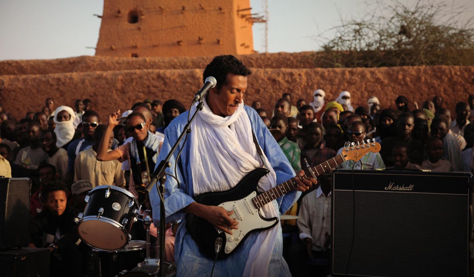 Bombino jaoks ei ole kitarr mitte relv, vaid haamer, millega ta saab Nigeris üles ehitada oma tuareegi kodu.