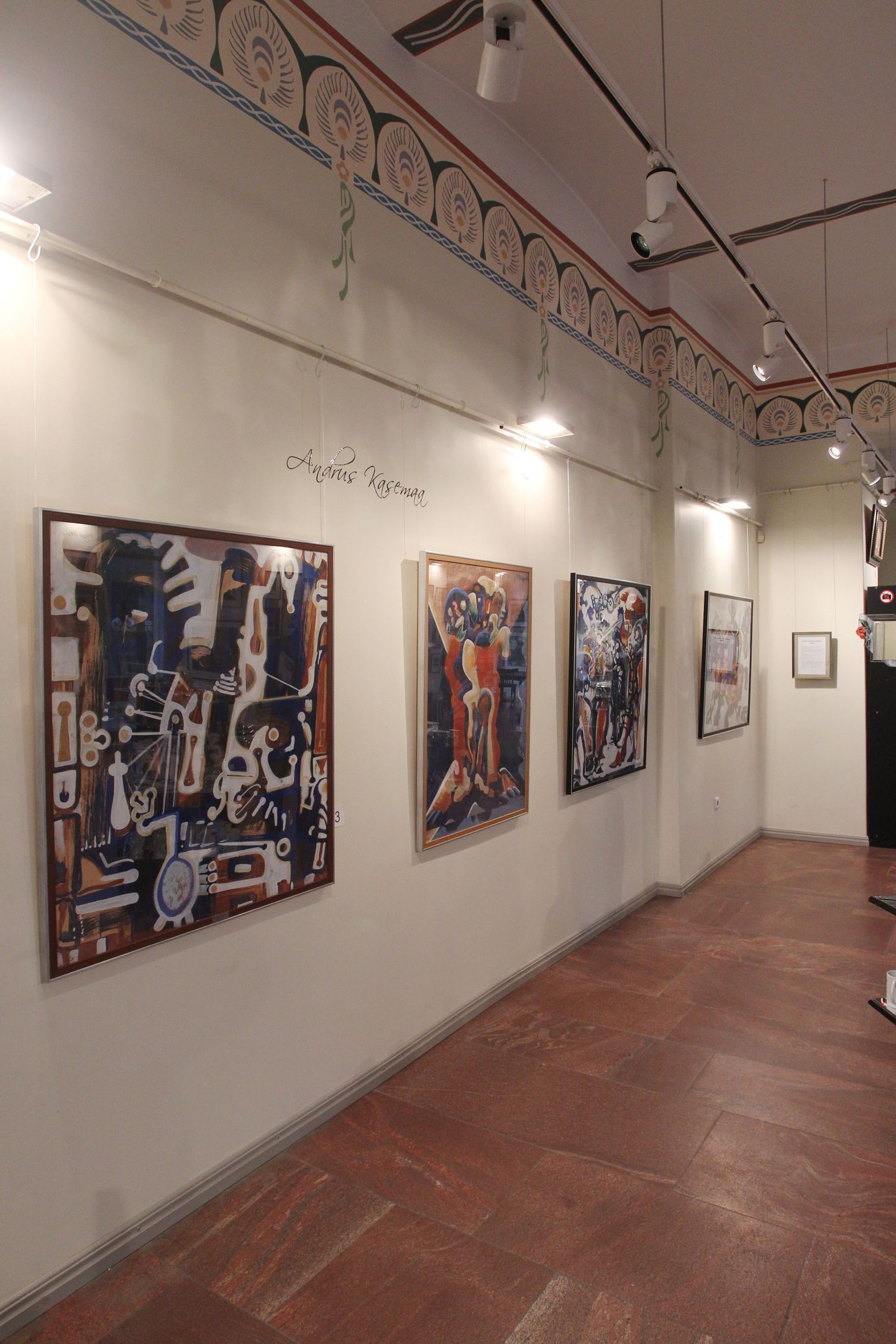 Näituse maalid on salongi ühel seinal.