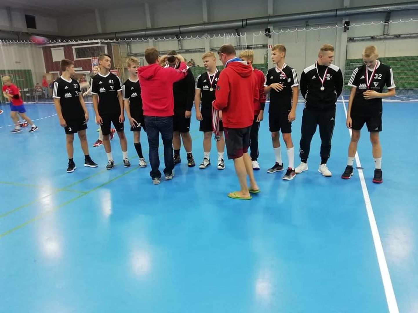 Mullu Eesti noorte karikavõistlustel käsipallis hõbeda teeninud SK Tapa käsipallipoisid kogusid mängupraktikat turniiril Soomes, kust naasti kolmanda kohaga.