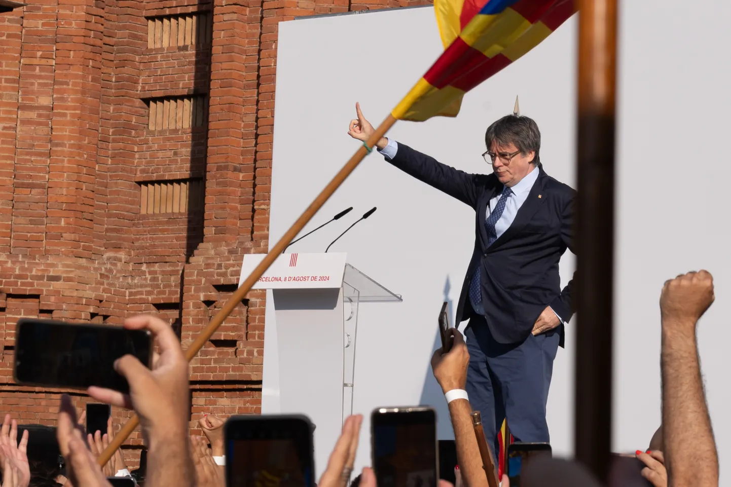 Katalaani iseseisvuslaste endine juht Carles Puigdemont saabus neljapäeva ennelõunal Barcelonasse, kus esines oma toetajatele enne suuna võtmist kohalikku parlamenti, kus peetakse hääletus Kataloonia uue juhi üle.
