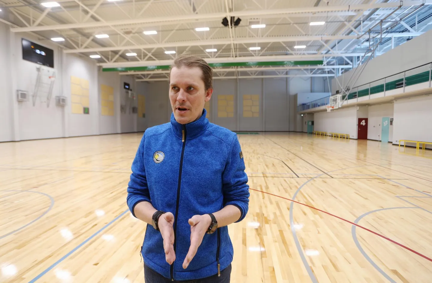 Sihtasutuse Tehvandi Spordikeskus juhatuse liige Kristjan Karis Kääriku spordikeskuse pallimängude hallis, kus sulgpallurid hiljuti võistlesid.