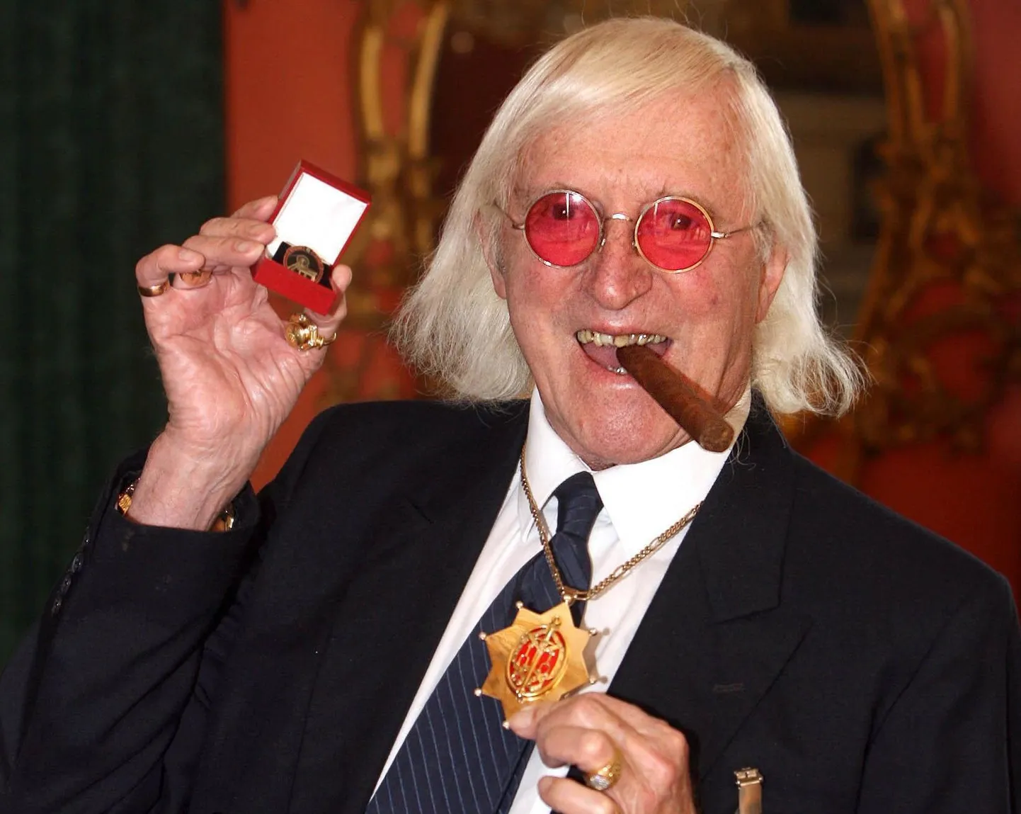 BBC kunagise populaarse saatejuhi Jimmy Savile (fotol) kohta esitatud ligi 450 kaebuse uurimine on veel pooleli.