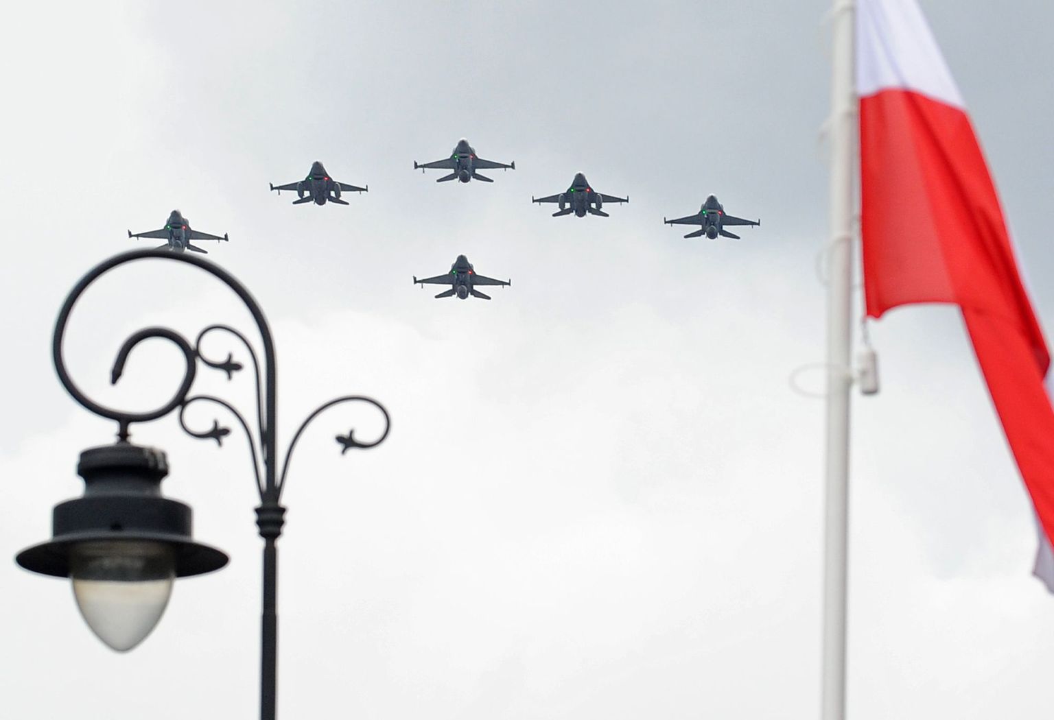 Poola õhuväe F-16 hävitajad tänavu 15. augusti paraadil, millega nende riik tähistas oma armeepäeva.