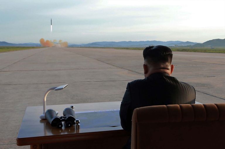 Kim Jong-un jälgimas raketikatsetust
