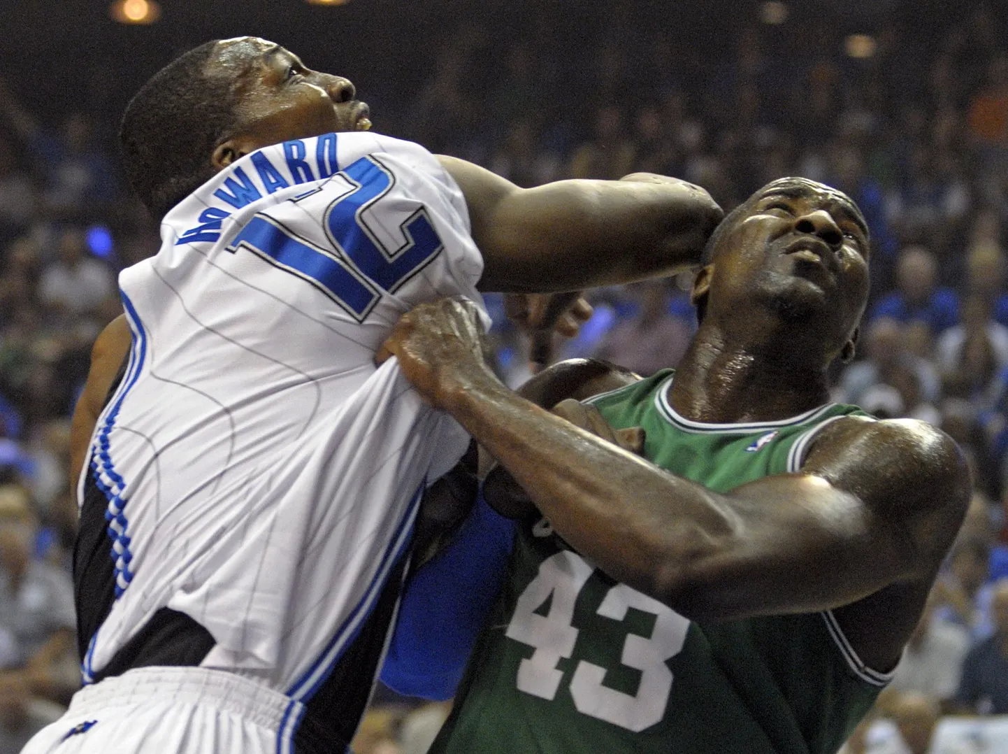 Dwight Howard (vasakul) ja Kendrick Perkins võitluses palli pärast.