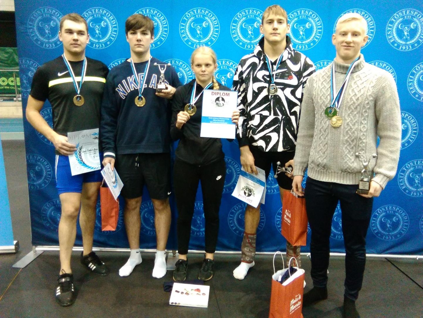 Eesti juunioride tõstmise meistrivõistluste medalivõitjad (vasakult) Karl Robert Karpa, Gert Lehtme, Iti-Marii Varik, Maido Õun ja Erik Raagmets.