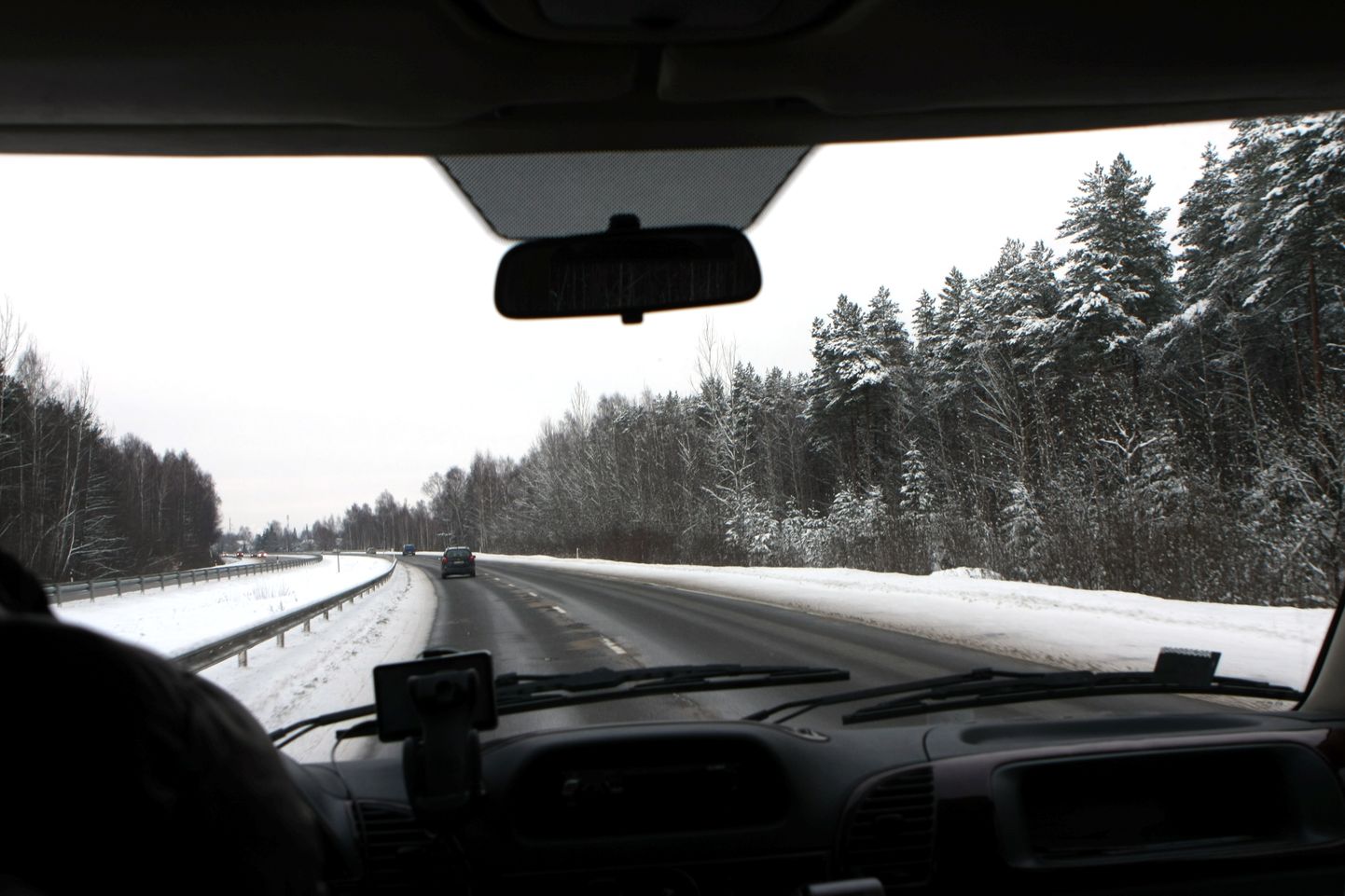 Skats caur automašīnas stiklu uz Jelgavas šoseju ziemā.