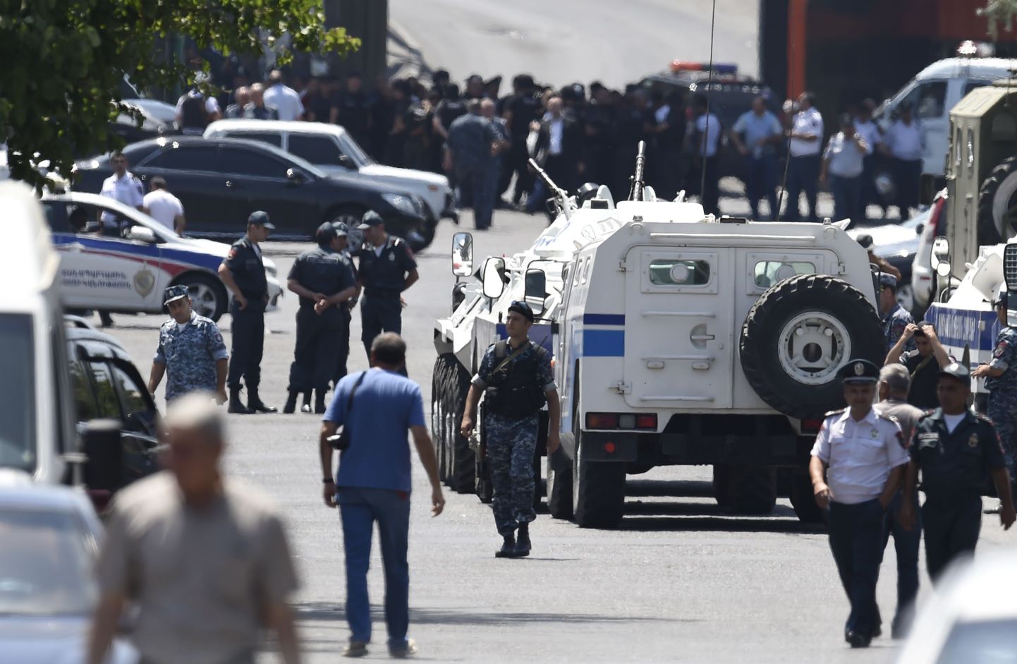 Jirair Sefiljani vabastamist nõudev rühmitus on oma kontrolli alla võtnud Jerevani politseijaoskonna.