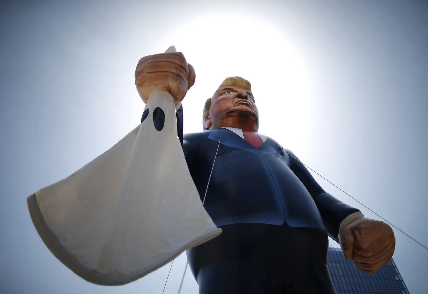 Donald Trumpi kuju, ta käes on Ku Klux Klani peakate