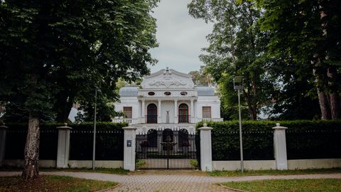 FOTOD ⟩ Alla Pugatšova ei ole ainus: Läti kuurortlinn meelitab Vene staare luksuslike elamiste ja villadega