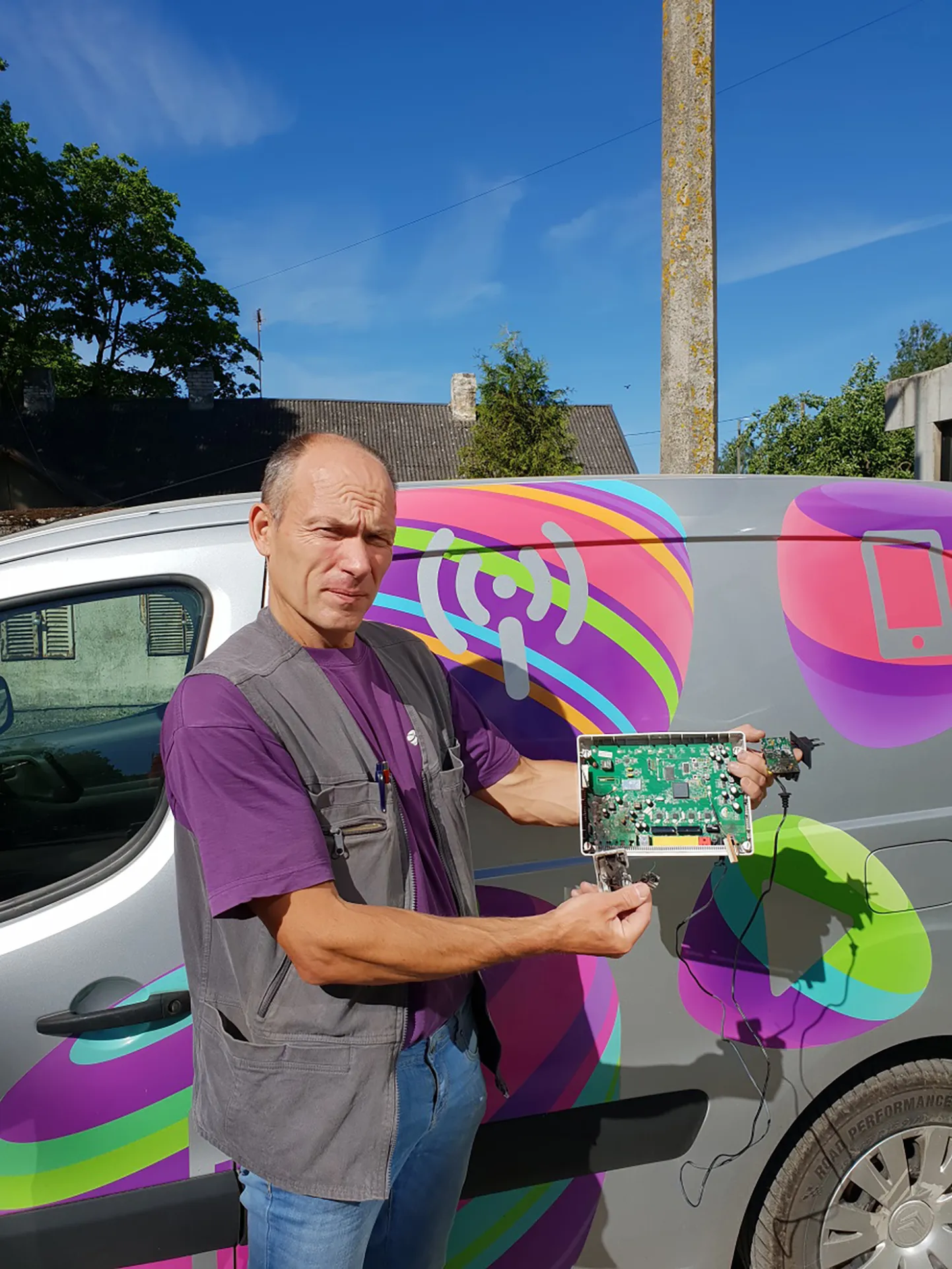 Telia Järvamaa piirkonna tehnik Indrek Teder näitab, millist kahju võib äike seadmetele teha.