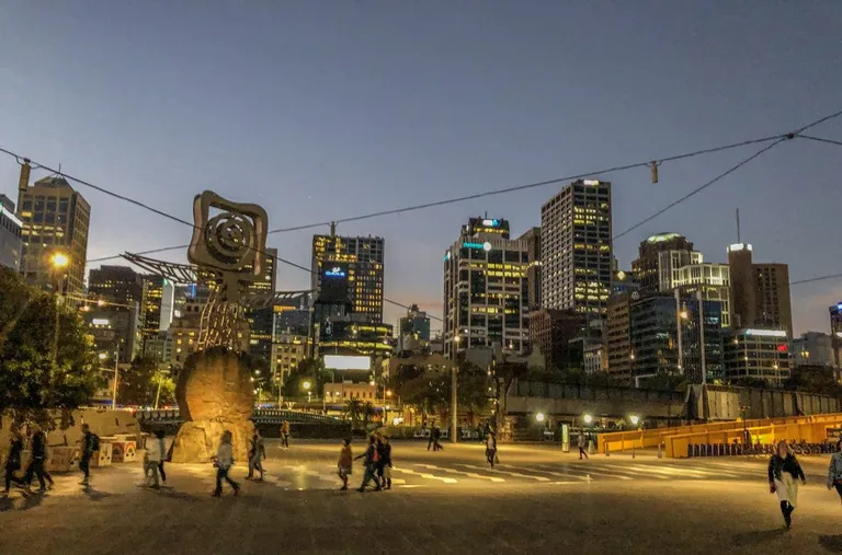 Melbourne õhtutuledes