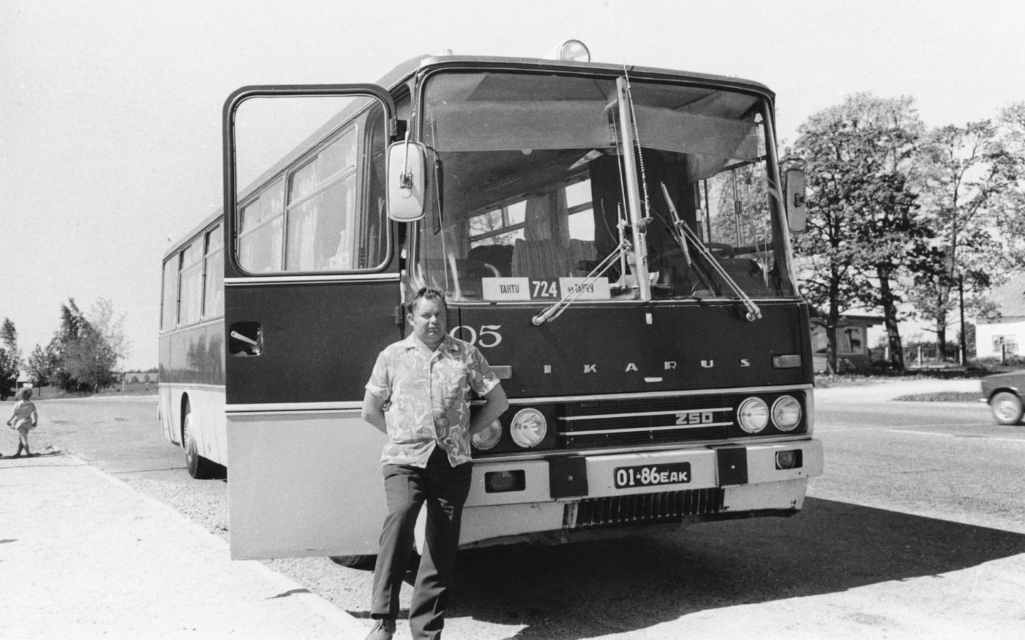 Numbri järgi kõige esimene Ikarus-250 Ülemiste pargis koos bussijuht Voldemar Piigliga. See oli üks kümnest bussist, mis saabusid Eestisse 1971. aasta juunis ja millest loodi eraldi brigaad uue Tartu kiirliini 724 teenindamiseks.