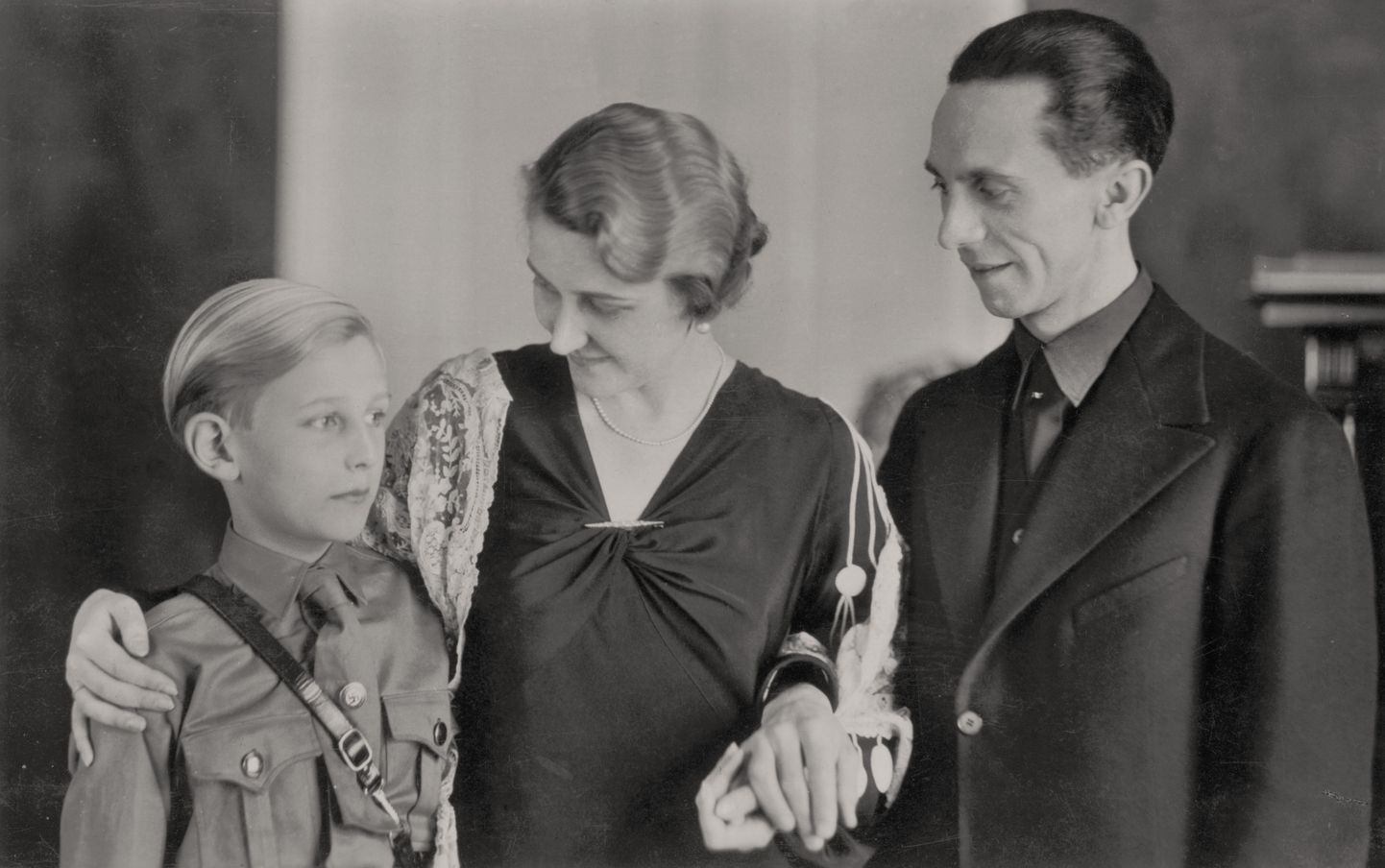 Hitleri-Saksamaa propagandaminister Joseph Goebbels abikaas Magda ja kasupoja Harald Quandtiga 1931. aastal Berliinis. Magda oli lahutatud Saksmaa tööstur  Günther Quandt'ist, kelle järglased on autotootja BMW suurimad aktsionärid.