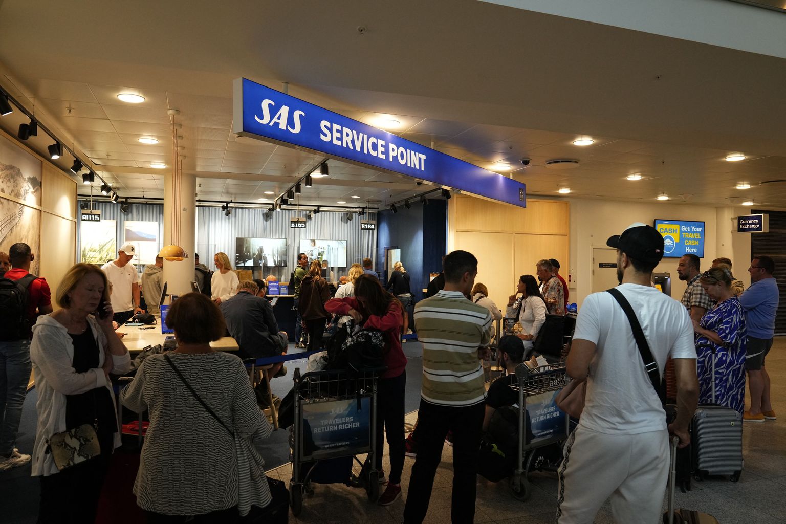 Reisijad ootavad Kopenhaageni lennujaamas SASilt selgitusi tühistatud lendude kohta