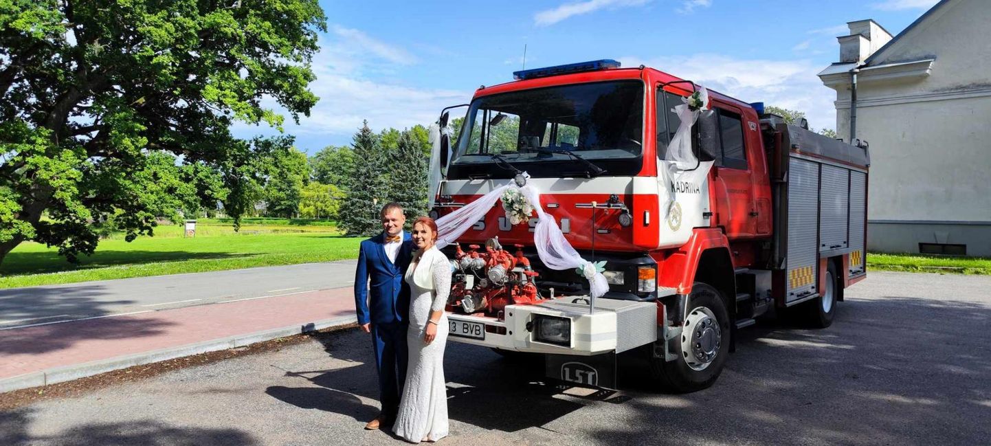 Kadrina vabatahtlikud päästjad Kalvar ja Marit sõudsid abieluranda tuletõrjeautoga.