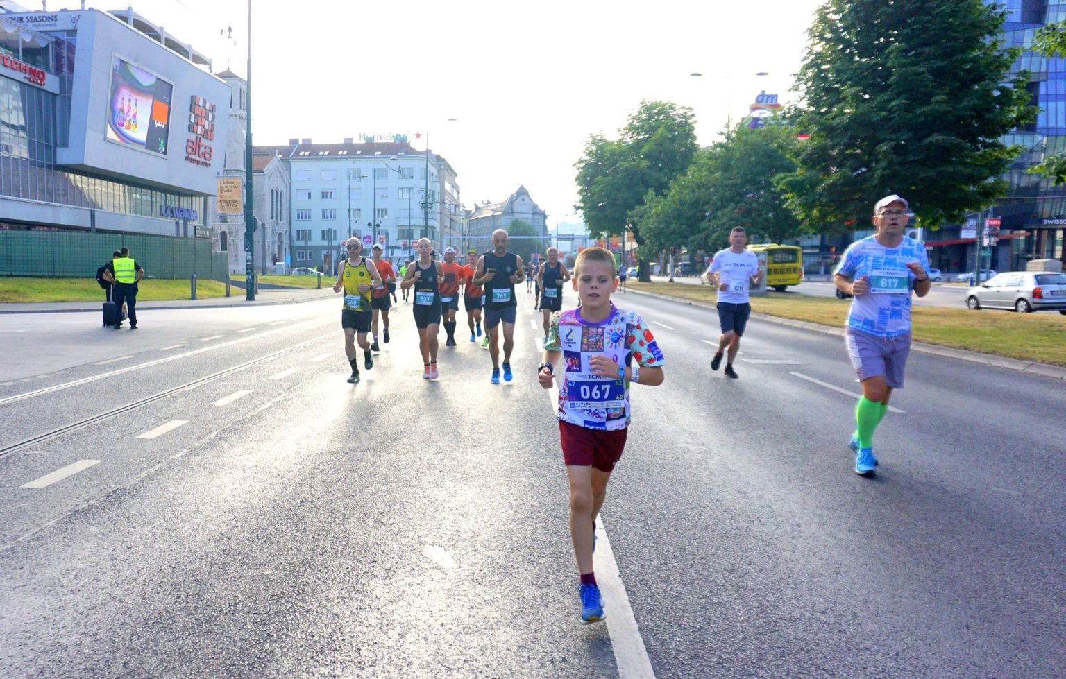 10-aastane Lóci Sarajevo maratonil.