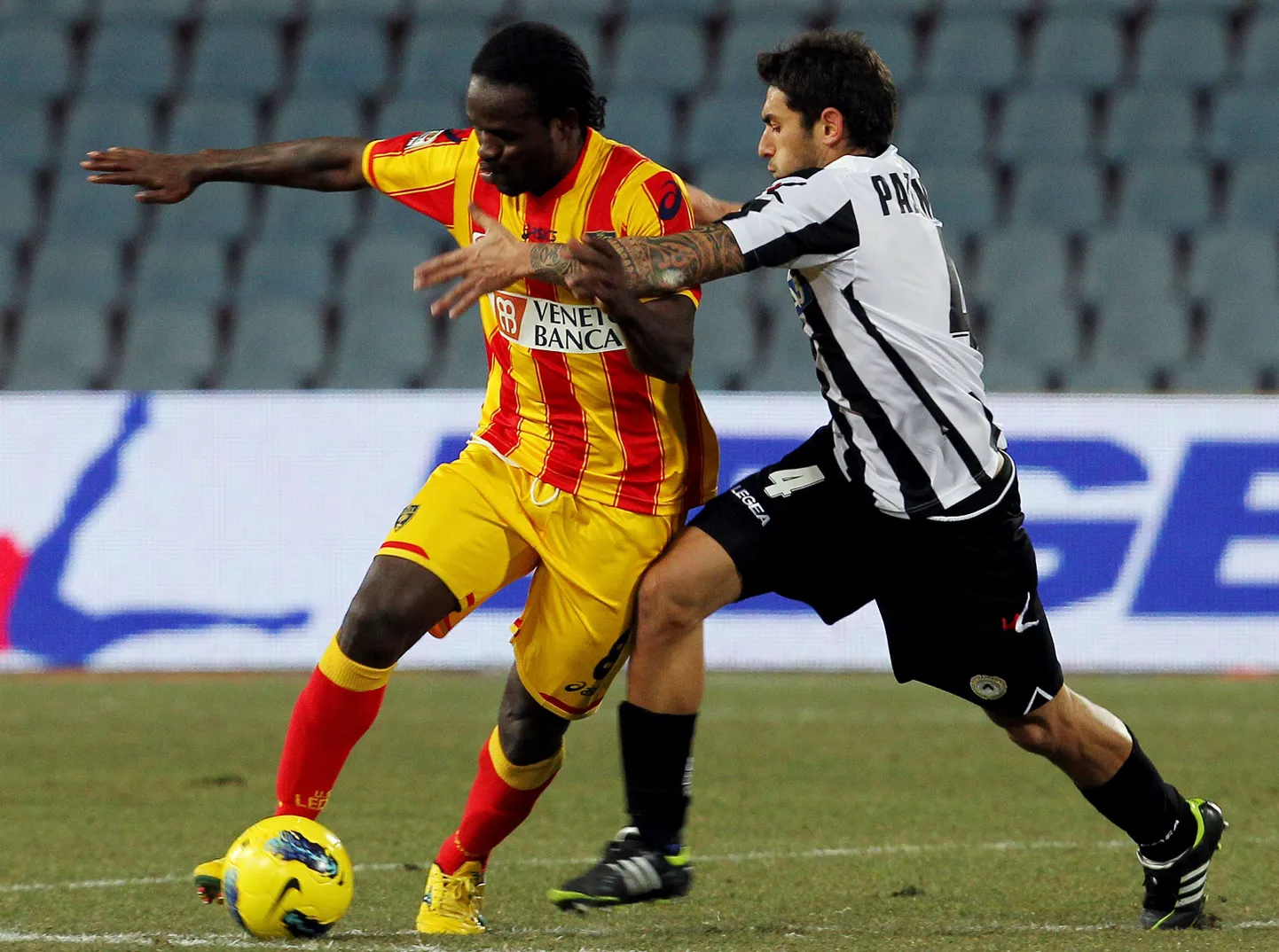 Christian Obodo (vasakul) võitlemas 2012. aastal Udinese palluri Michele Pazienzaga.
