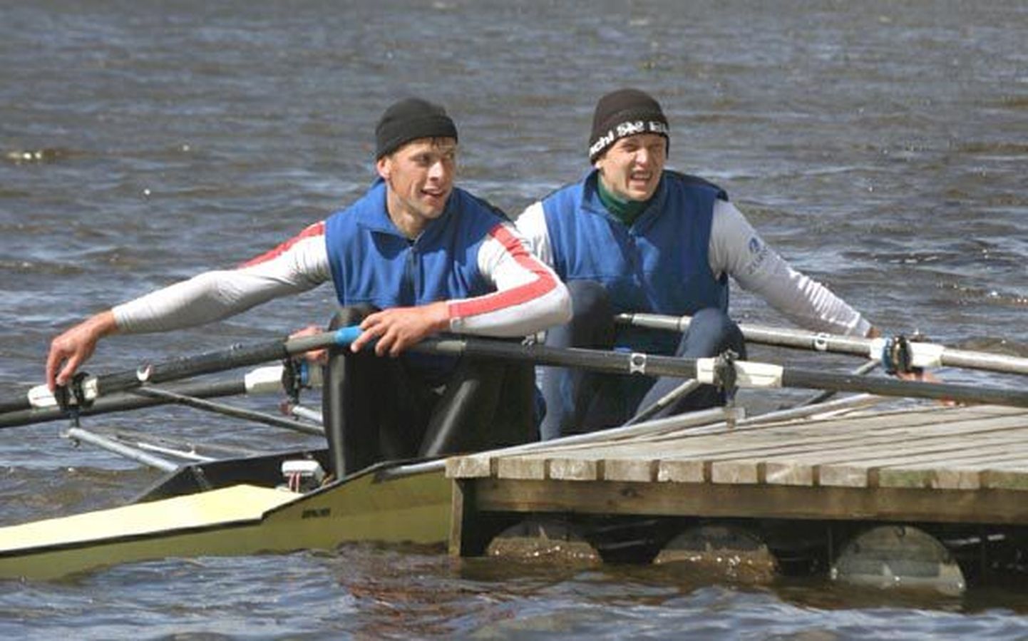 Ateena olümpiaks valmistuvad sõudjad Tõnu Endrekson (vasakul) ja Leonid Gulov said eilsel treeningul Pärnu jõel oma kahepaadis kõvasti tuult ja vett.