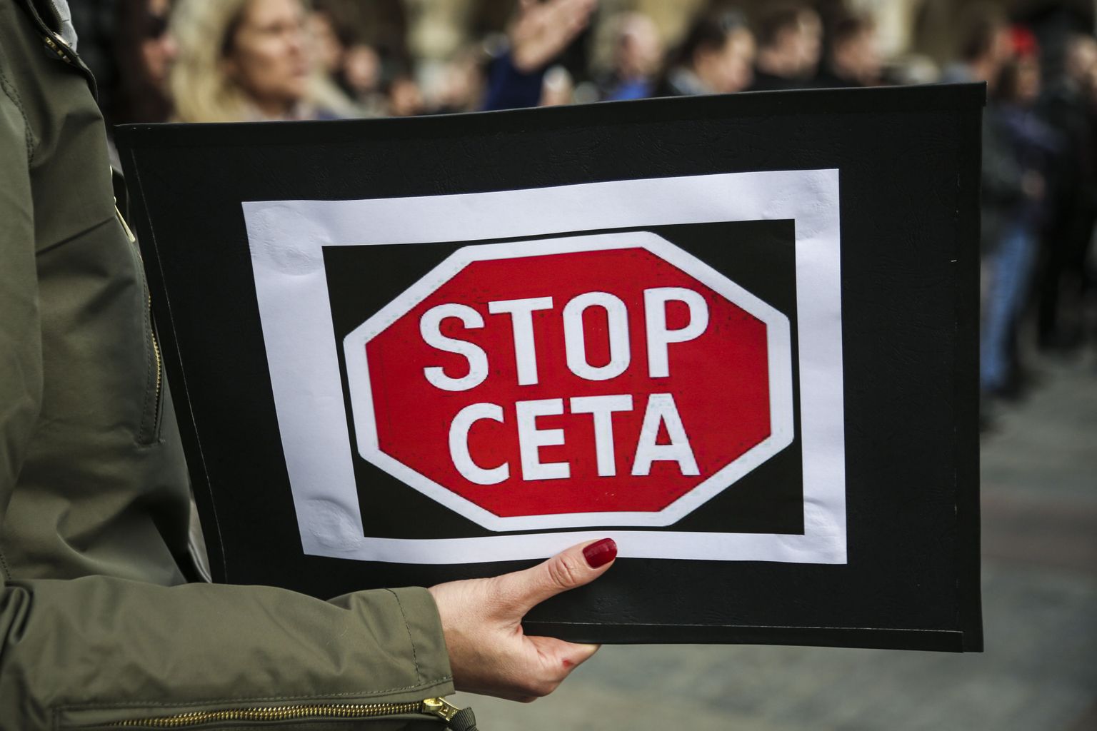 Peatage CETA, kuulutab protestija plakat Poolas Krakówis ülemöödunud nädalal toimunud meeleavaldusel.