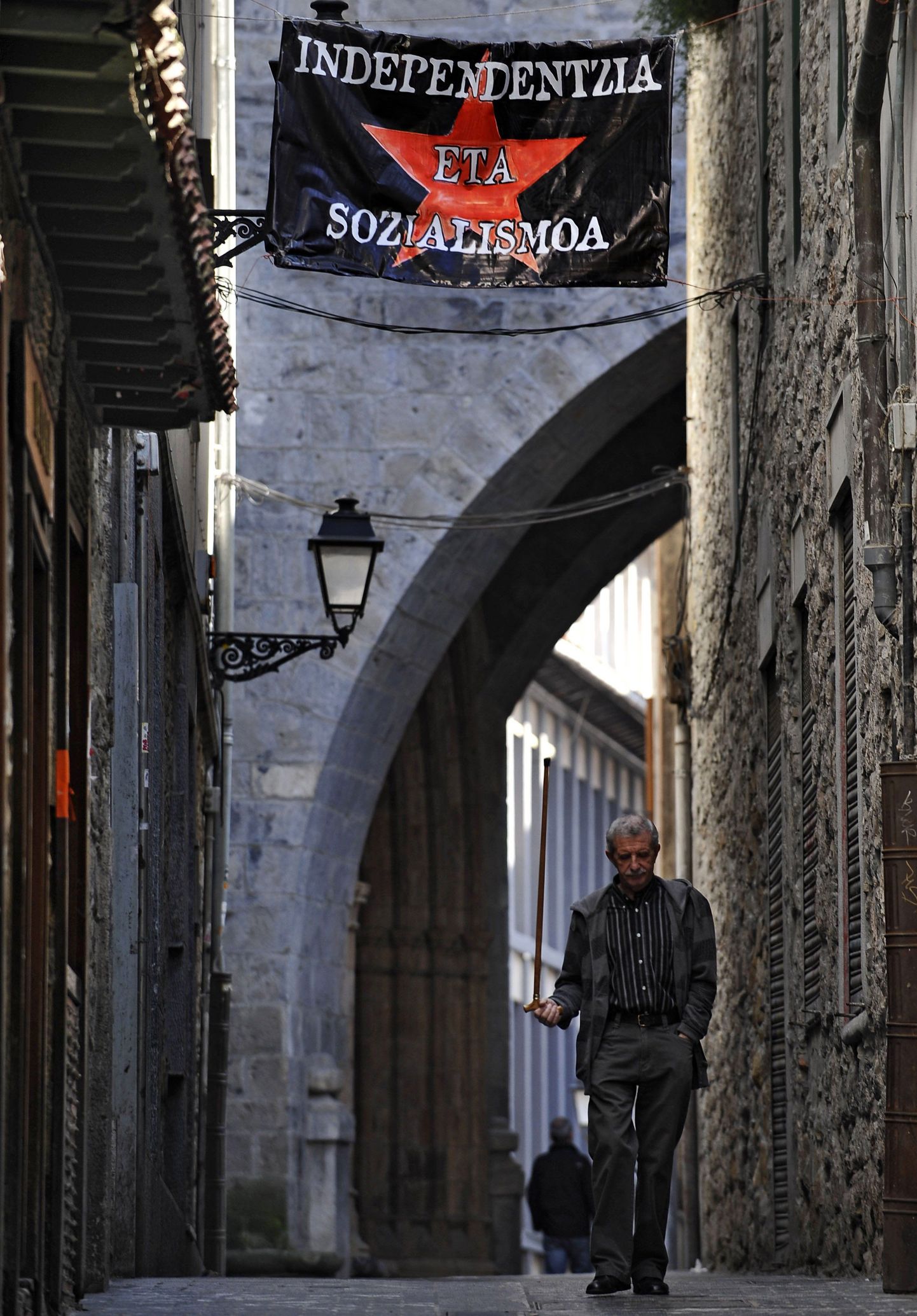 Baskimaa valimiste eel Arrasate linnakeses rippuv loosung kuulutab iseseisvust ja sotsialismi.
