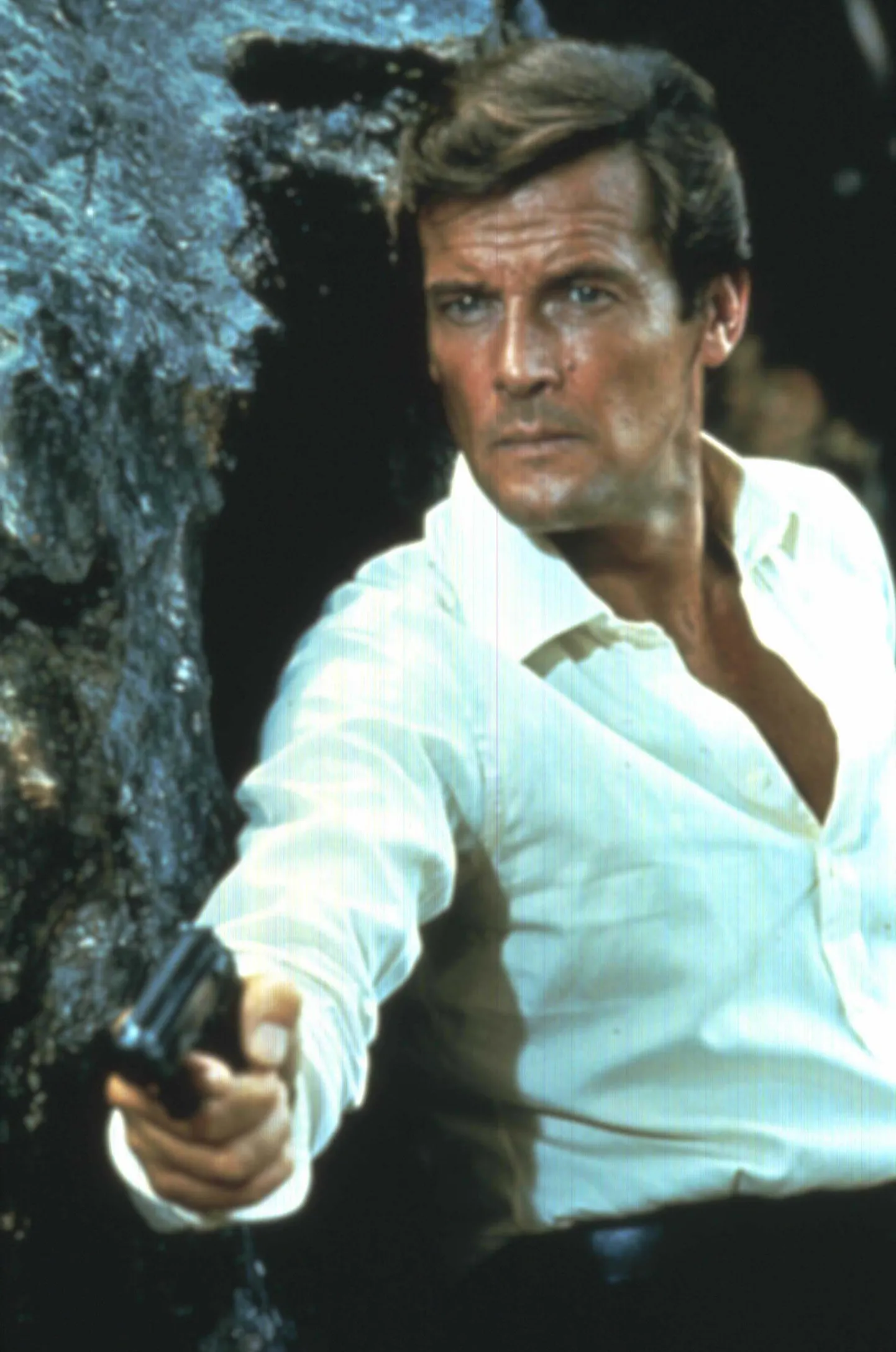 Roger Moore filmis «Mees kuldse relvaga»