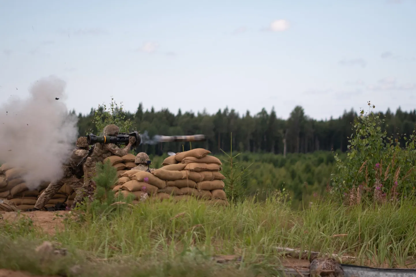 NLAW ühekordse lasuga tankitõrjerelv on hea enda üksuste katmiseks.