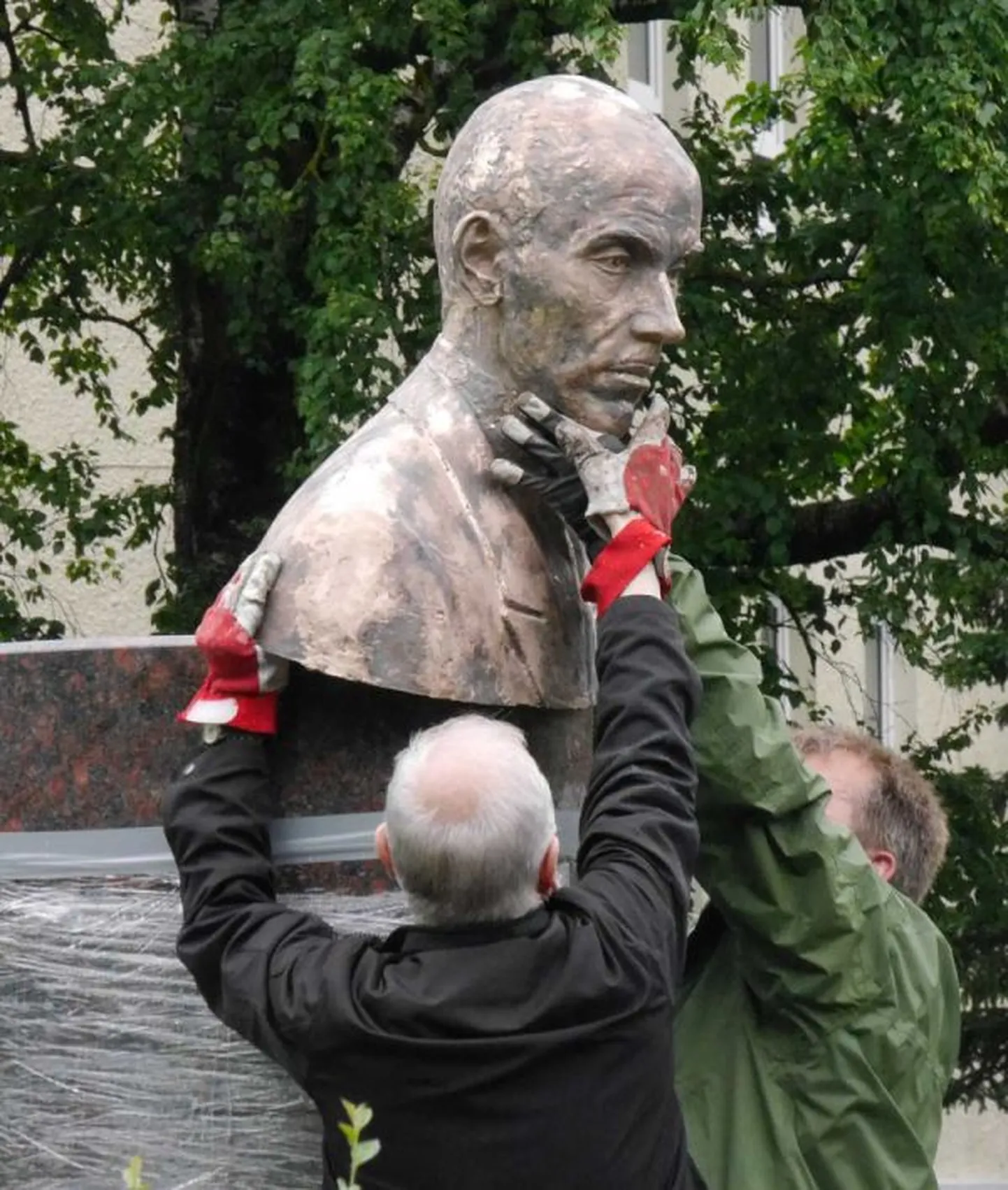 Karl Luige monument.