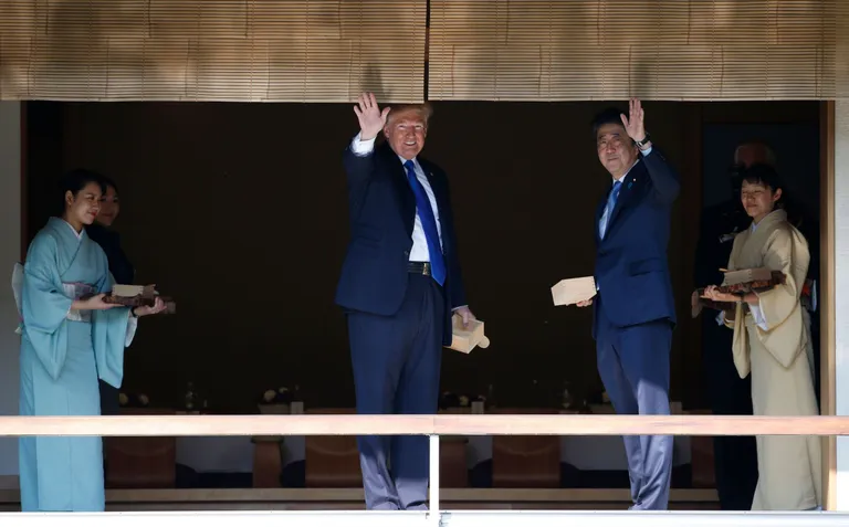 Donald Trump ja Shinzo Abe karpkalu toitmas