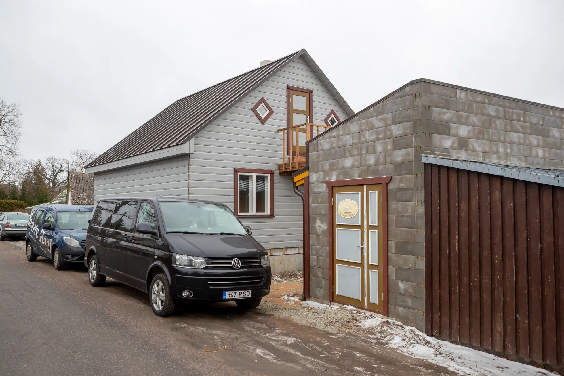 KRUNDIL ON TEGELIKULT KOKKU KOLM MAJA. Kollane elumaja on ühe ja veel valmimisjärgus hall maja hoopis teise tänava pool. “Ma ei ole ühtegi maja lisaks teinud, kõikide nende kohtade peal on enne hooned olnud,” räägib Taavi.