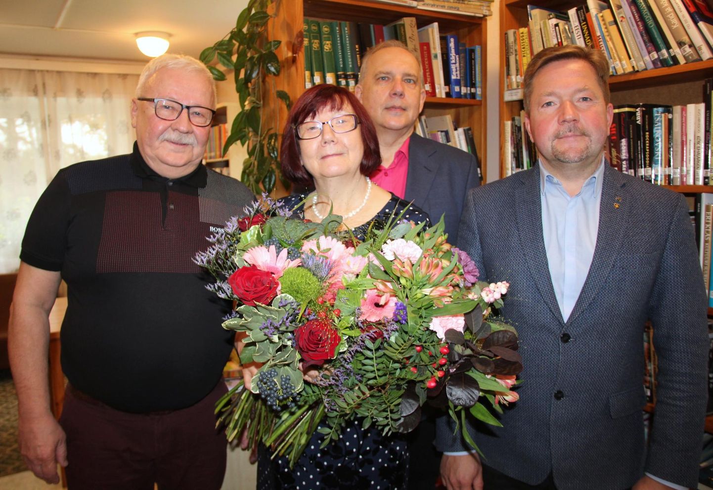 Ly Haavistet käisid õnnitlemas vallavanem Jaanus Barkala (paremalt), Otepää raamatukogude direktor Kaido Mägi ja kultuuri­spetsialist Valdur Sepp.