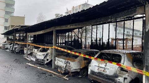 Helsingi autovarjualuses puhkes tulekahju, kaheksa sõidukit hävisid