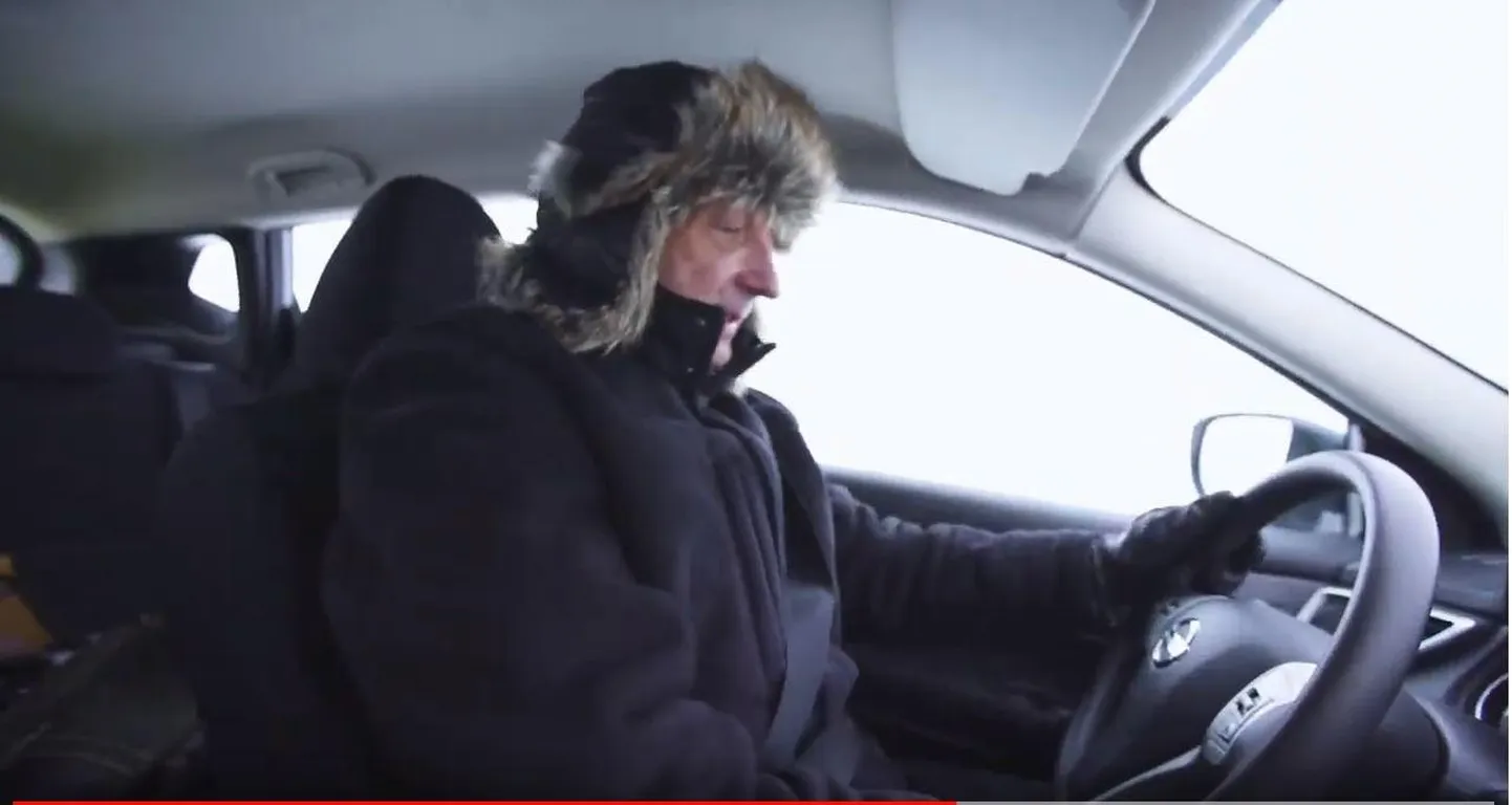 Rallirajal Nissanit ohjamas.